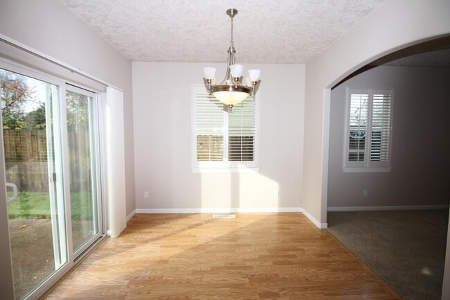 Building Photo - 4bd/2.5ba House with Washer/Dryer & Fully Fenced Yard!