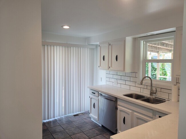 Building Photo - 5512 Woodlawn Ave N