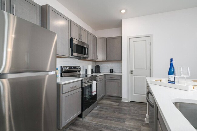 Building Photo - 5775 Sunrise Wy