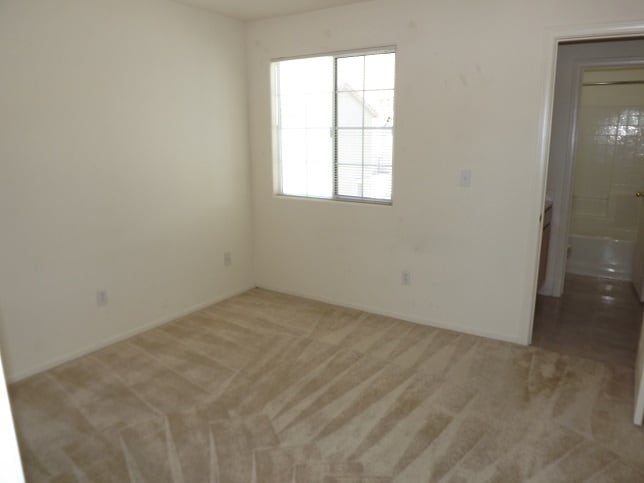 Building Photo - GREAT TOWNHOME LOCATED IN GATED COMMUNITY!!