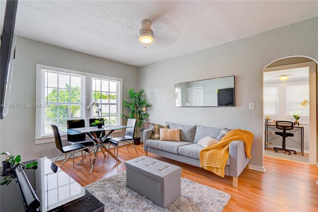 Building Photo - 227 SW 30th Ave