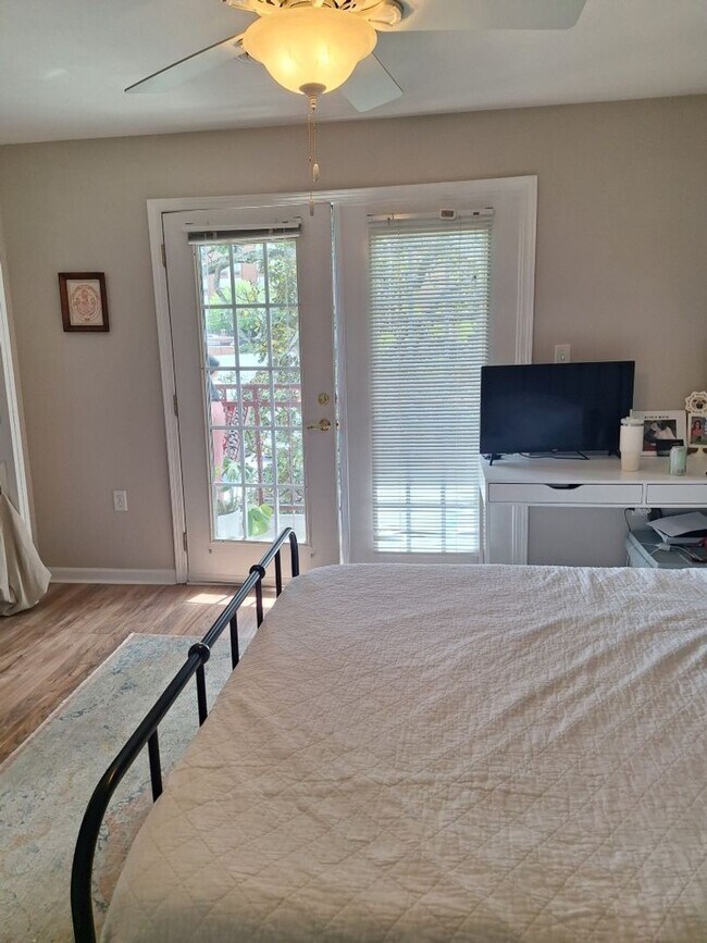 Building Photo - Walking distance to UT/ Very short walk