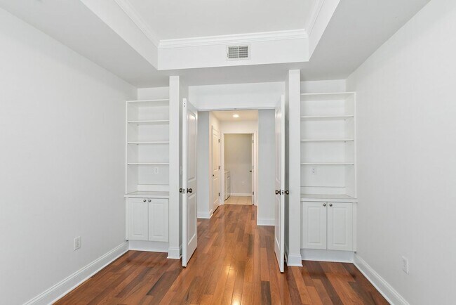 Building Photo - Stunning Berkman Plaza Condo
