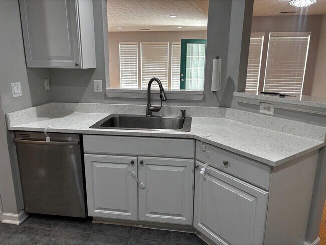 Building Photo - 3004 Hunting Ridge Dr