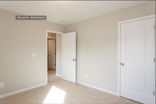Building Photo - 179 Lynn Dr