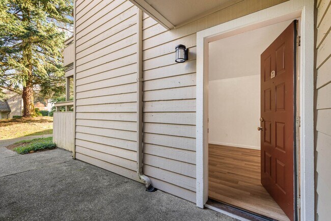 Building Photo - Charming Ground-Floor Condo in Woodinville – 2 Bed, Private Patio, Pool & Fitness Center