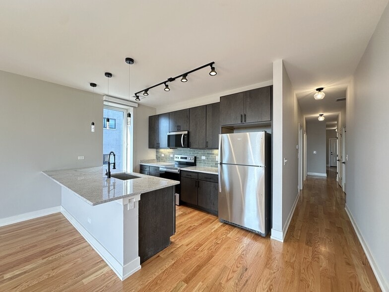 Building Photo - 2100 W 18th Pl