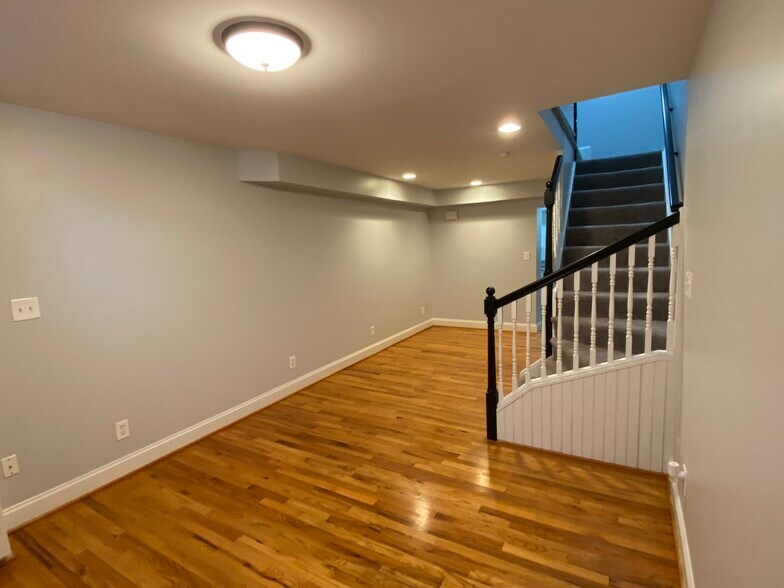 Building Photo - 2307 Foster Ave