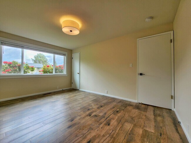 Building Photo - Beautilfully Remodeled 4 Bed 2.75 Bath Ram...