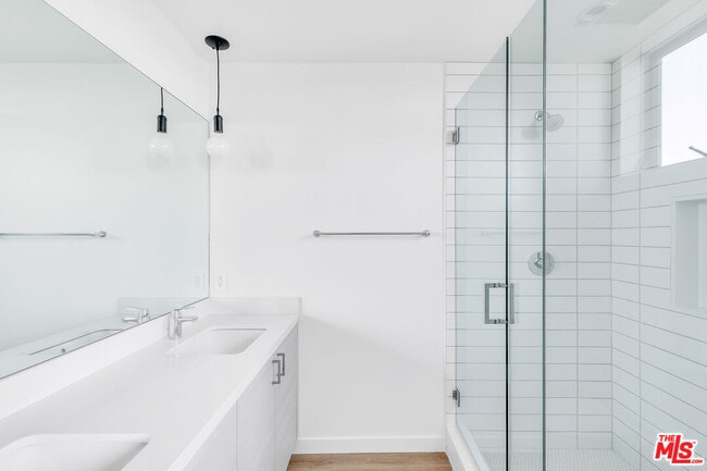 Building Photo - 747 Lillian Way