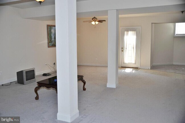 Building Photo - 7582 Venture Dr