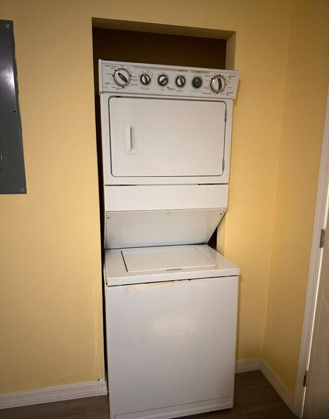 Building Photo - 128 Eucalyptus Ct