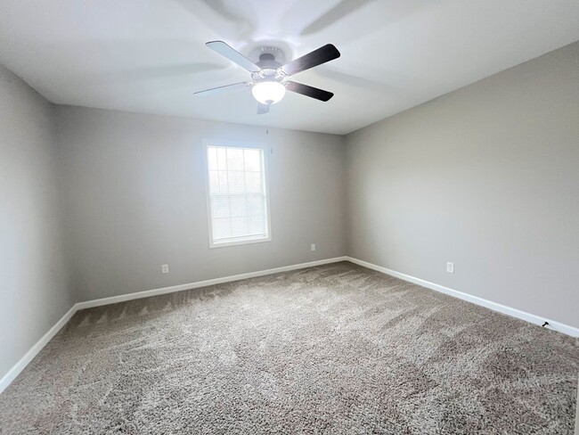 Building Photo - 2 Bedroom 1.5 Bath Townhome