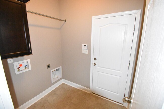 Building Photo - 4 Bedrooms and 2.5 Bath in Patriot Park Vi...