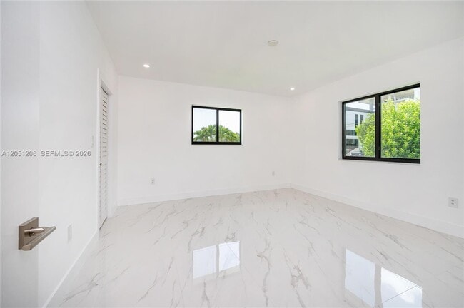 Building Photo - 1621 S Treasure Dr