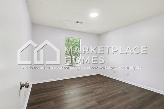 Building Photo - 924 Lake Dr Terrace