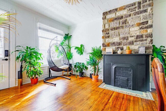 Building Photo - 254 W Poplar Ave