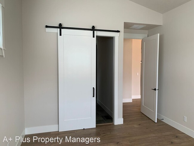Building Photo - 5 br, 3.5 bath House - 7156 N Hourglass Dr