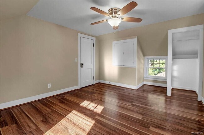 Building Photo - 368 Oakwood Ave