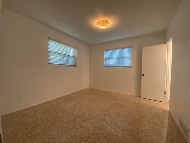 Building Photo - Beautiful 3/2 on Riverside Dr.