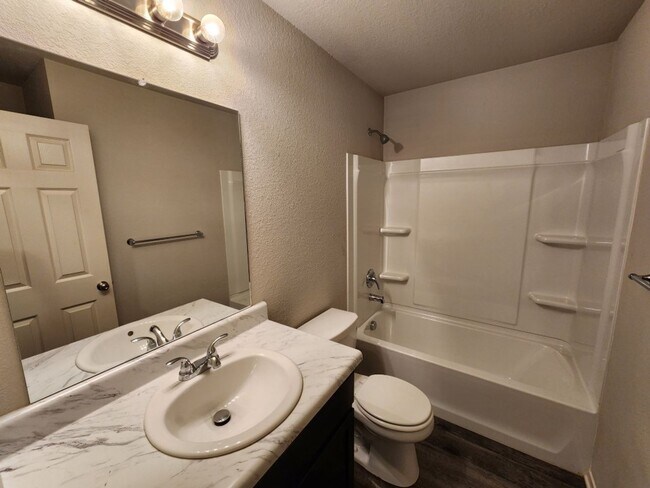 Building Photo - 2420 Vivian Dr