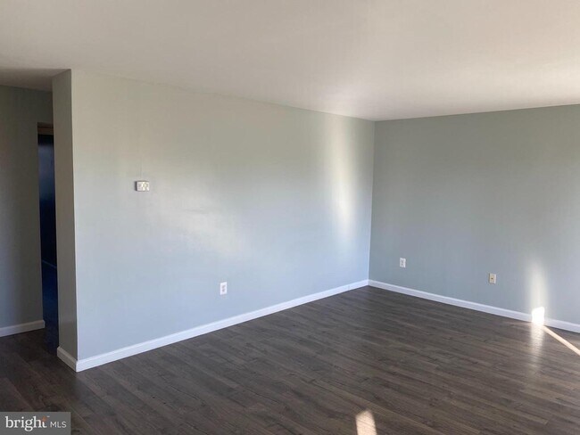 Building Photo - 7101 Donnell Pl