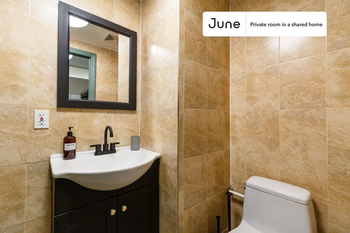 Building Photo - Room in Shared 3 bed/1 bath home