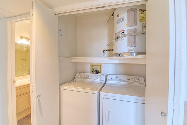 Building Photo - Well-Kept 2 Bedroom Condo with Amazing Views