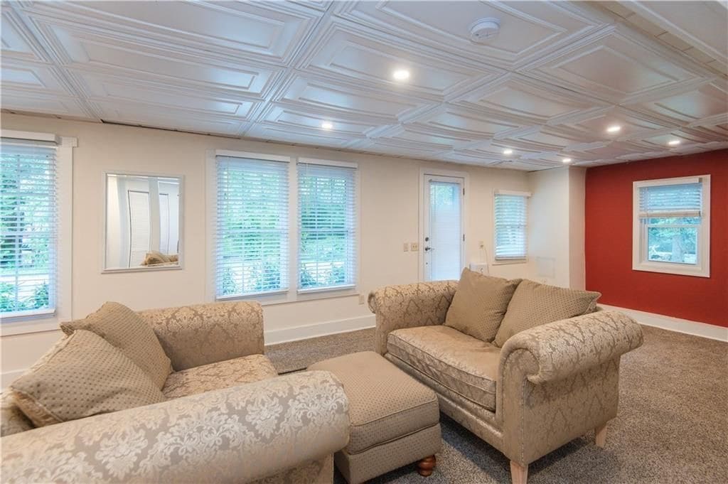 Building Photo - 554 E Main Rd