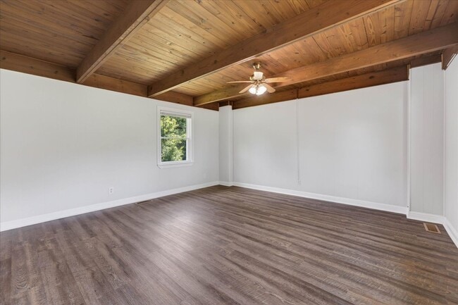 Building Photo - Pet Friendly Three Bedroom!