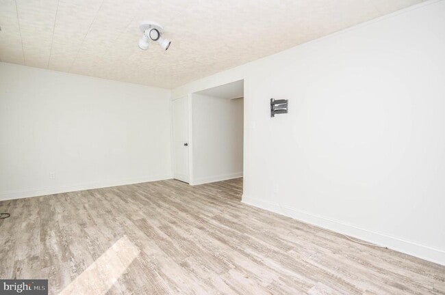 Building Photo - 14550 Farmcrest Pl