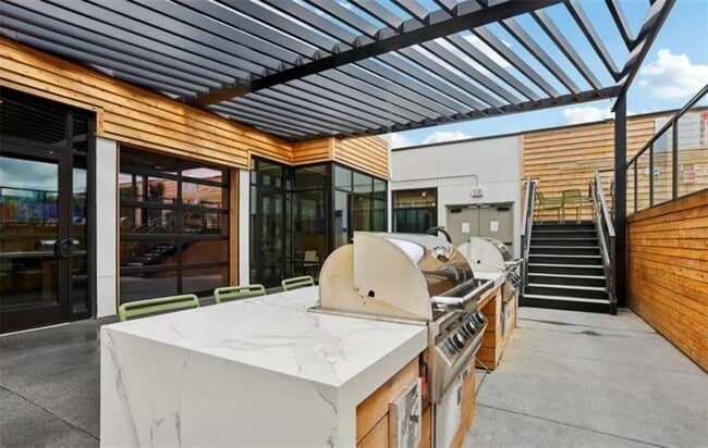 Building Photo - 1052 Fraser St