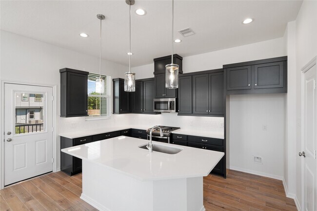 Building Photo - 611 Silver Pear Ct