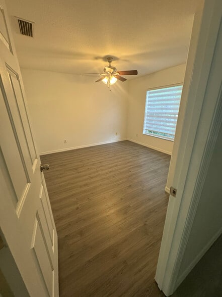 Building Photo - 833 Greenleaf Cir