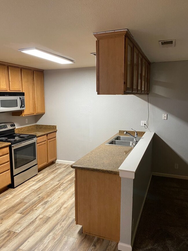 Building Photo - Cozy 3-Bedroom Condo with Washer/Dryer and...