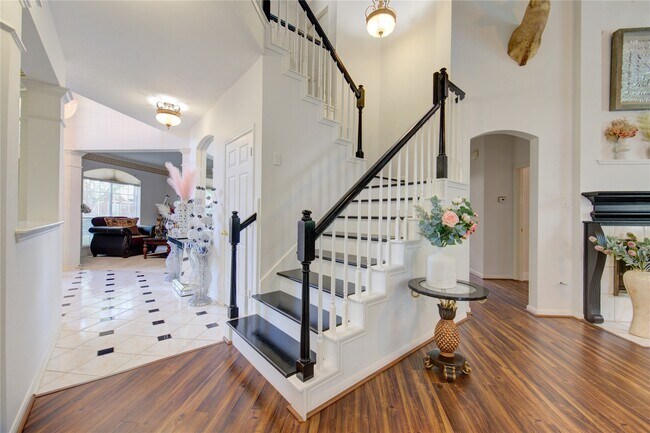 Building Photo - 16803 Sandestine Dr