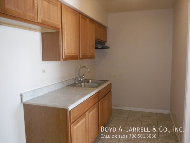 Building Photo - Washington Park: $1,350 rent, 4br, 2ba uni...