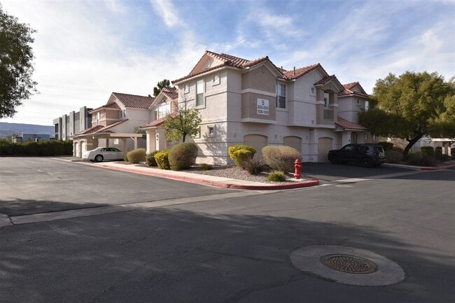 Building Photo - BEAUTIFUL 2 BED, 2 BATH CONDO AT MORGYN RI...