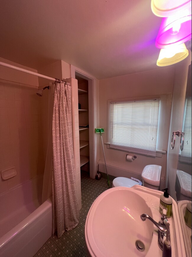 Building Photo - This 3bd/3ba is ON Broadway a Great Location for Student Life!