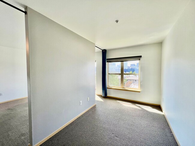 Building Photo - Top Floor Open one bedroom and amazing vie...