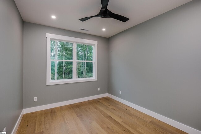 Building Photo - 610 N Shamrock Ave