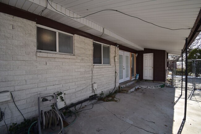 Building Photo - Updated and Charming 3 Bed Home with Fiber Internet & New Appliances!!!