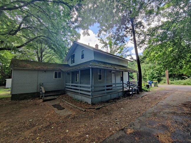 Building Photo - PRIVATE, COZY 2-3 BDRM 1.5 BATH HOME W/ HU...