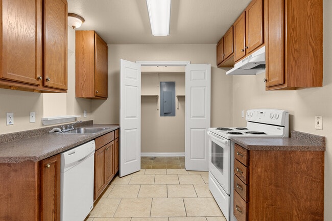 Building Photo - 233 E Craven Ave