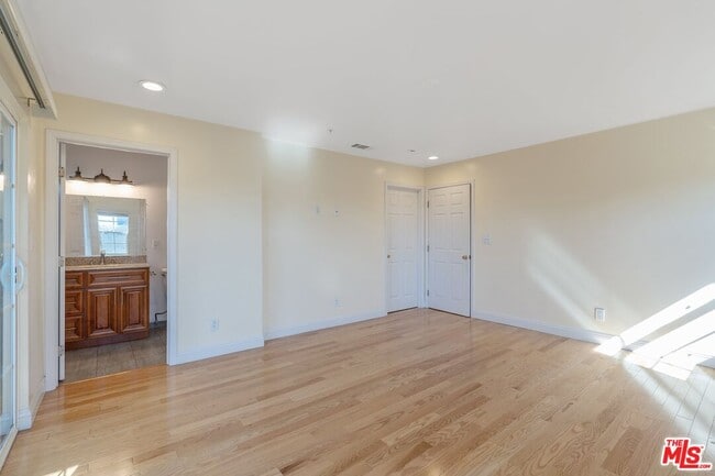 Building Photo - 2018 Hillcrest Dr