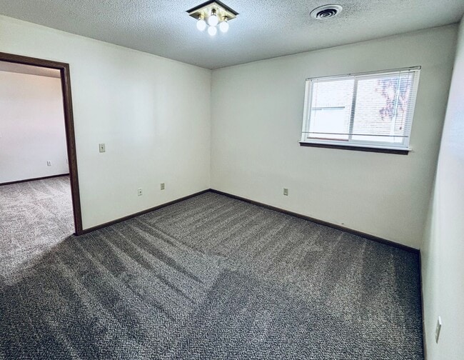 Building Photo - 4 Bed 2 Bath Centrally Located - Pre Leasi...