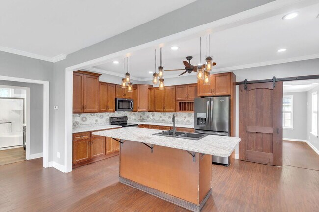 Building Photo - Spacious Rental with Modern Kitchen, Large...