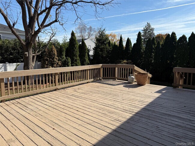 Building Photo - 11 Syosset Cir