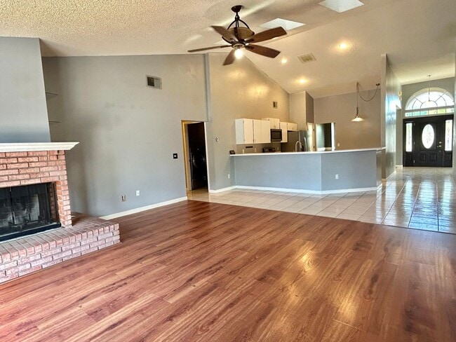 Building Photo - Waterfront Pool Home in Waterford Lakes