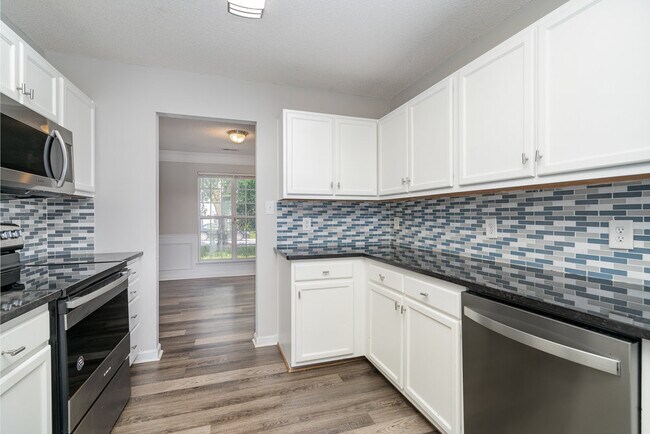 Building Photo - 6656 Blythedale Dr